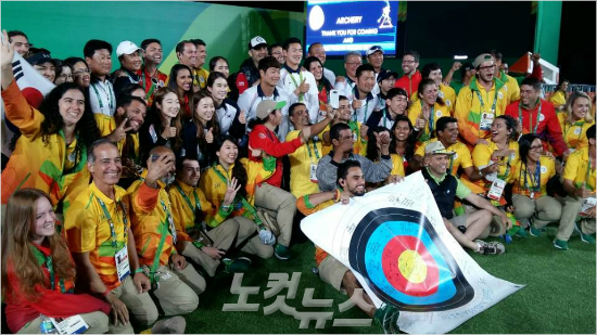 '따봉, 코리아!' 리우데자네이루올림픽 양궁에서 사상 첫 전관왕을 이룬 한국 남녀 대표팀 선수단이 13일(한국 시각) 이번 대회 양궁 경기가 모두 끝난 뒤 자원봉사자들과 함께 기념 촬영을 하고 있다.(리우=노컷뉴스)