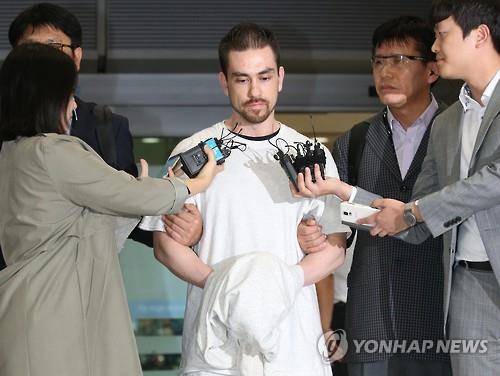 '이태원 살인사건' 진범으로 1심에서 유죄 판결을 받은 아더 존 패터슨의 한국 송환 당시 모습. [연합뉴스 DB]