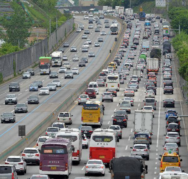 [헬스조선]장시간 운전을 할 때는 엉덩이와 허리를 의자 시트 깊숙이 밀착시켜서 앉은 후 등받이 쿠션을 받치는 게 좋다/사진-조선일보 DB