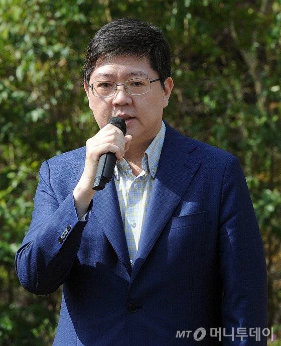 김홍걸 더불어민주당 국민통합위원장이 9일 오전 광주 동구 무등산 문빈정사 앞에서 주민들에게 지지를 호소하고 있다. 2016.4.9/뉴스1  <저작권자 © 뉴스1코리아, 무단전재 및 재배포 금지>