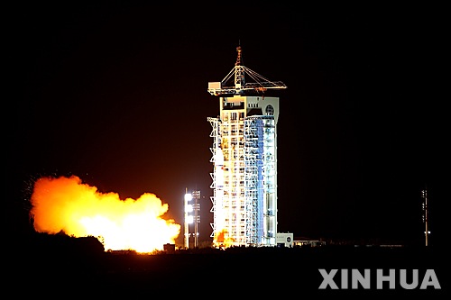 【주취안=신화/뉴시스】중국 간쑤성 주취안 위성발사센터에서 16일 오전 1시 40분 세계최초 양사통신위성을 탑재한 로켓이 발사되고 있다. 2016.08.16
