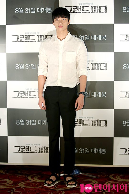 배우 오승윤이 포즈를 취하고 있다.