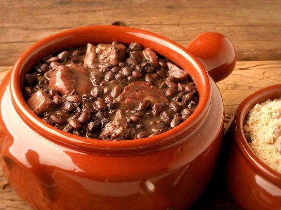 포르투갈어로 `섞어서 쪄낸 콩`이라는 뜻의 페이조아다(Feijoada). 흑인 노예들이 처음 먹기 시작했지만 현재는 브라질 사람들의 주식으로 자리잡았다. [중앙DB]