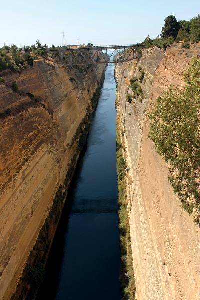 [월간산]세계 3대 운하에 꼽히는 고린도운하가 에게해와 이오니아해를 연결시키고 있다.