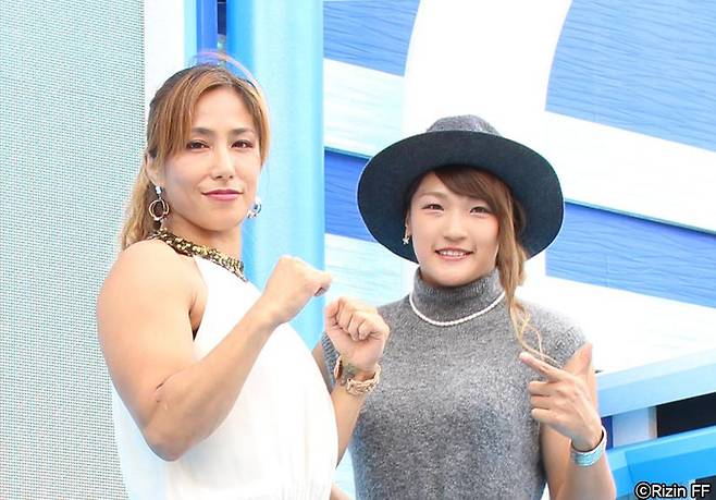 ▲ 42살에 종합격투기 데뷔를 결정한 야마모토 미유(왼쪽)와 그의 상대 레나 ⓒRizin FF
