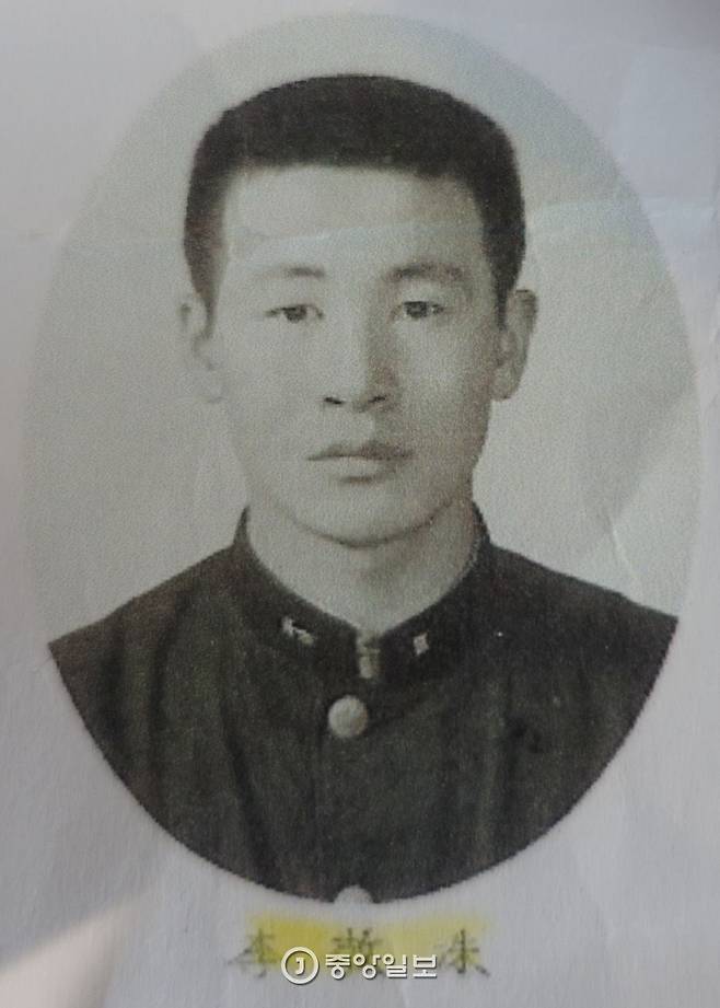 이경수 회장의 고교 졸업앨범 사진. 76년 역사에 비해 정육점의 지난날 사진이 거의 없다.