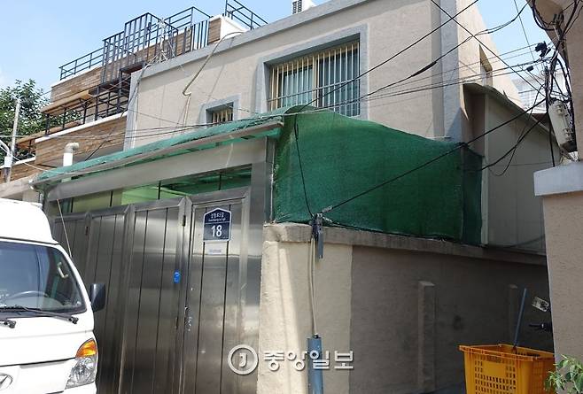 정육점 바로 뒤 별도 건물에 도축한 소 240마리가 들어가는 냉동창고가 있다.