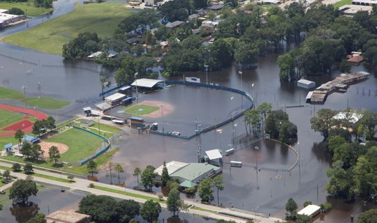 폭우로 침수된 루이지애나주 곤잘레스의 야구 경기장