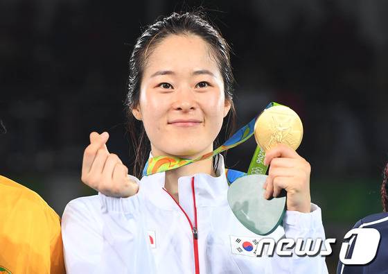 태권도 오혜리가 19일(현지시간) 브라질 리우데자네이루 올림픽파크 카리오카 경기장에서 열린 2016리우하계올림픽 67kg급 시상식에서 금메달을 목에 걸고 하트를 그려 보이고 있다.2016.8.20/뉴스1 © News1 이동원 기자