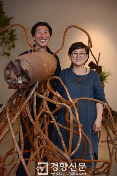 서울 인사동에서 열린 \'전쟁 없는 세상을 위한 프로젝트전\'에서는 포탄과 탄피로 평화의 작품을 만들었다.