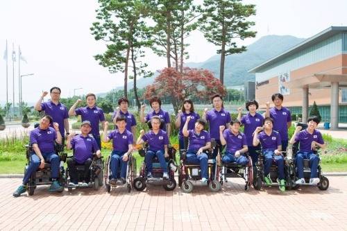 2016 리우 패럴림픽의 한국 보치아 선수단. 오른쪽에서 두번째 휠체어에 앉아 있는 선수가 정호원. 오른쪽 첫번째가 권철현 코치. [사진=대한장애인체육회]