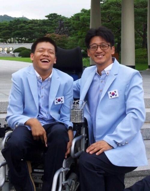 2012년 런던 패럴림픽에서 은메달 딴 후 환하게 웃고 있는 정호원-권철현 콤비. [사진=대한장애인체육회]