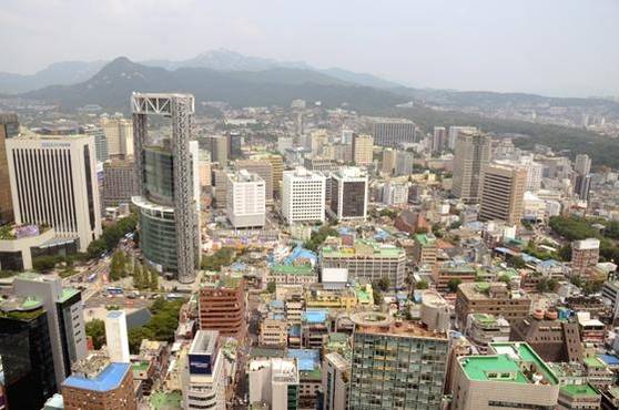 센터원 빌딩에서 북쪽을 보면 종로타워(왼쪽 가장 높은 빌딩)가 보인다. /고성민 기자