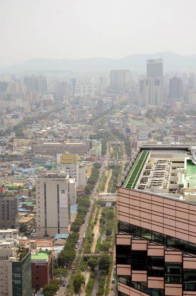 센터원 빌딩 동쪽을 보면 청계천이 보인다. /고성민 기자
