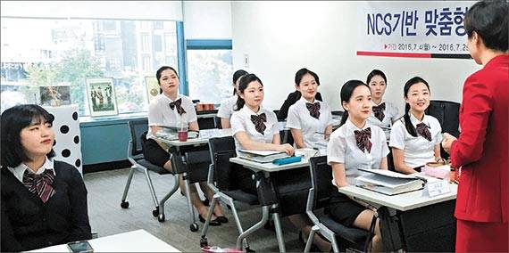 지난달 29일 서울 강남구 신사동 LBI(럭셔리 비즈니스 인스티튜트)에서 인천재능대학교 호텔관광과 학생들이 럭셔리 서비스 프로그램 교육을 받고 있다. LBI는 2009년 설립 이래 8000명 이상의 교육생을 배출한 아시아 최초 명품업체 전문 아카데미다. 국내 대학과 제휴를 맺고 이론 교육과 현장 실습을 병행하는 한편, 명품업체에서 인턴십 기회를 제공하고 있다. 현장 전문가의 강의와 학생들의 토론과 발표로 수업을 한다. [사진 LBI]