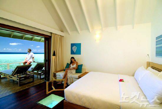 썸머 아일랜드 리조트의 워터빌라 객실 (사진=허니문리조트 제공)