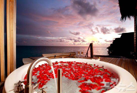 센타라 라스푸쉬 프리미엄 디럭스 스파 워터빌라 (사진=허니문리조트 제공)