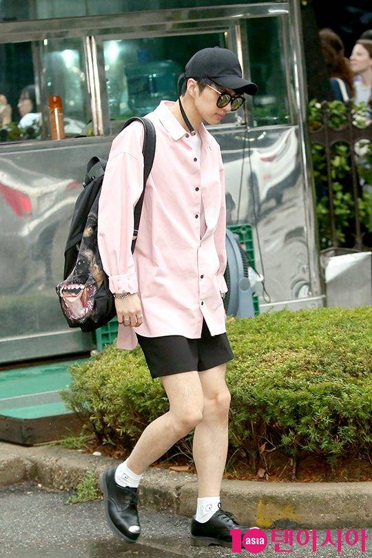 빅스 켄이 음악방송 리허설을 위해 방송국에 들어서고 있다.