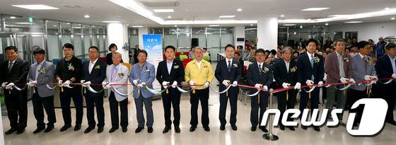 26일 강원대학교 도계캠퍼스에서 열린 가온생활관 개관식에서 김헌영 강원대 총장과 김양호 삼척시장, 권정복 삼척시의원 등이 테이프 커팅식을 진행하고 있다. 가온생활관은 총 사업비 261억4400만원을 들여 지상 16~18층 2개동 규모로 조성됐으며 320실 636명의 대학생이 수용 가능하다. (삼척시 제공) 2016.8.26/뉴스1 © News1 서근영 기자