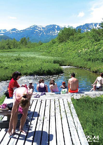 [헬스조선]캄차카 날리체보 국립공원에 있는 노천 온천. 화산에서 분출된 용암수가 흘러 곳곳에 노천 온천이 있다.