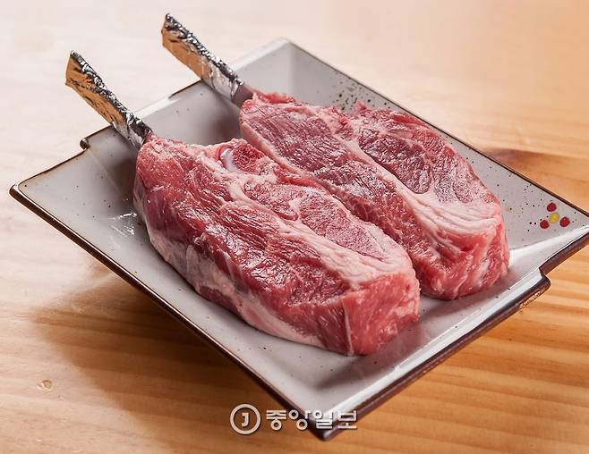 양 갈비살 1인분(200g). 맛이 진하다. 주성준 사장은 살치-등심-갈비 순서로 먹기를 추천했다.