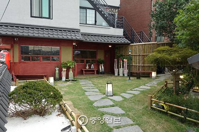 15평 넓이의 마당 겸 정원은 파티가 연상되는 분위기다.