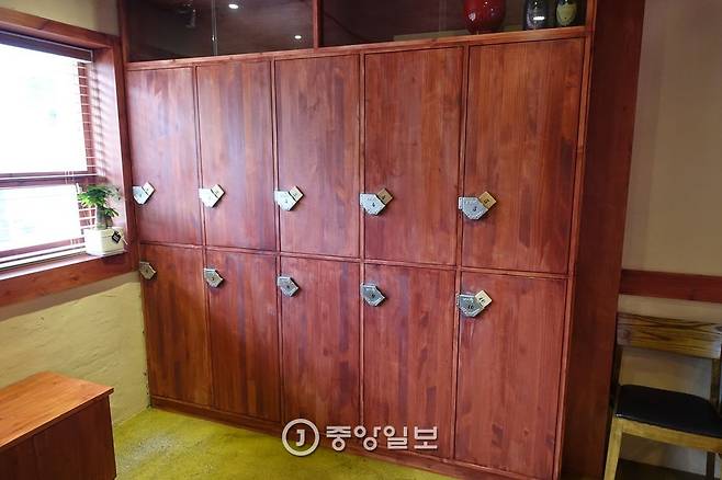 먹는 데 방해되는 짐을 모두 넣을 수 있는 손님용 사물함.