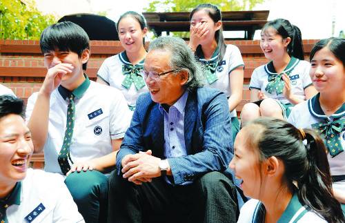 박재련 서울공연예술고 교장이 24일 서울 구로구 학교 교정에서 학생들과 담소를 나누고 있다. 박 교장은 위트가 넘친다. 무슨 말을 들었는지 그의 말 한마디에 학생들이 폭소를 터뜨렸다.  김보연 인턴기자
