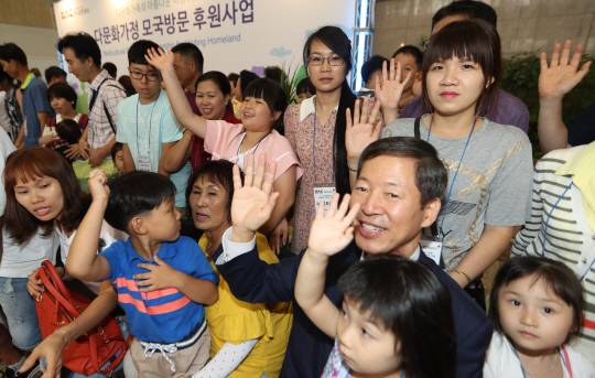 대한적십자사와 한국공항공사가 지원하는 다문화가정 모국방문 후원사업에 선정된 가족들이 25일 오후 서울 김포공항에서 기념촬영을 하고 있다. /연합뉴스