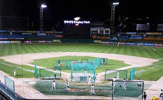 25일 NC전 후 특타 훈련이 펼쳐지고 있는 이글스파크의 모습. /사진=김우종 기자