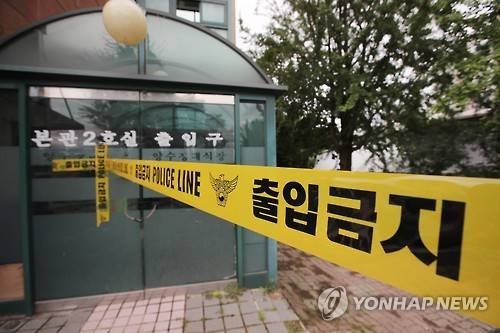폴리스라인 쳐진 장례식장     (양평=연합뉴스) 김도훈 기자 = 이인원 롯데그룹 부회장이 검찰 소환 조사를 앞두고 스스로 목숨을 끊은 것으로 알려진 26일 오전 이 부회장의 시신이 보관된 경기도 양평군 양수장례식장에 폴리스라인이 설치돼 있다.