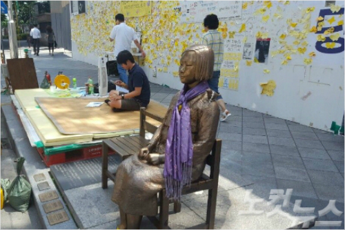 서울 종로구 옛 일본대사관 맞은편 평화의 소녀상과 소녀상을 지키는 대학생 (사진=김광일 기자)