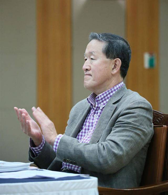 허창수 GS그룹 회장이 26일 강원 춘천에서 열린 ‘GS 최고 경영자 전략회의’에서 참석자의 발언에 박수를 보내고 있다. GS 제공