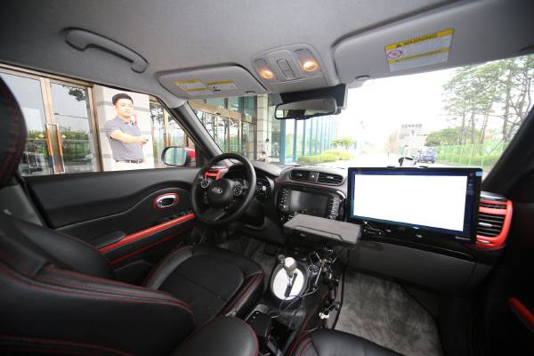 현대차그룹이 유튜브를 통해 공개한 쏘울의 완전 자율주자 기술. 운전자 없이 스스로 이동하여 지상·지하 주차공간을 탐색하고, 실내·복합 공간에서 주차는 물론 출차까지 스스로 진행한다. |현대차 제공