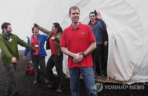 실험을 종료 후 밖으로 나와 성공을 축하하는 실험 참가자들. 하와이대 제공 [AP=연합뉴스]