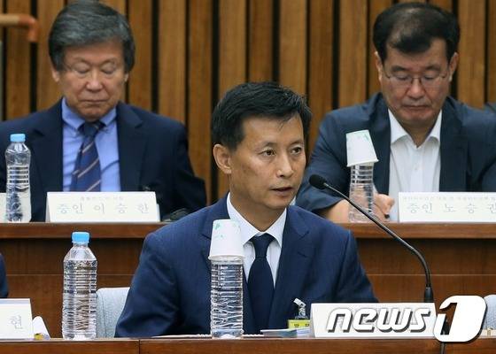 30일 서울 여의도 국회에서 열린 '가습기 살균제 사고 진상규명과 피해구제 및 재발방지 대책 마련을 위한 국정조사 특별위원회' 청문회에서 김철 SK케미칼 대표가 의원들의 질의에 답변하고 있다. 2016.8.30/뉴스1 © News1 송원영 기자