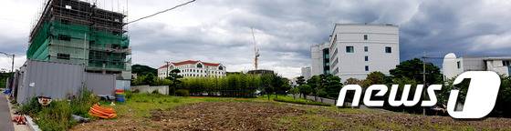 현대차가 자동차전시장을 짓기로 회사 연수원 '송일관' 을 둘러싸고 호텔  등 상업시설들이 잇따라 들어서고 있다.© News1