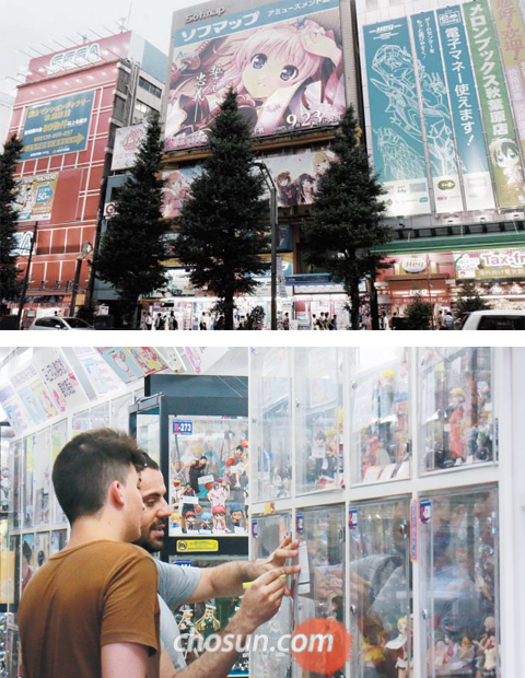 과거 전자 제품을 파는 전자 상가 밀집 지역이었던 도쿄 아키하바라역 인근이 애니메이션 팬들이 몰리는 콘텐츠 산업단지로 변모하고 있다. 아키하바라 지역 대형 쇼핑몰 외벽이 인기 애니메이션 주인공의 대형 포스터로 덮여 있다(위 사진). 아키하바라에서는 세계 여러 나라에서 온 충성도 높은 일본 애니메이션 팬들을 쉽게 볼 수 있다(아래 사진). /최인준 특파원