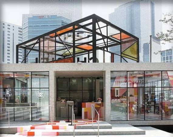 강남역에서 열린 샤넬 팝업스토어.