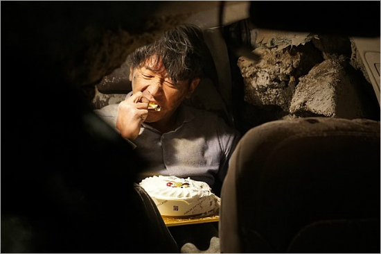 영화 '터널'에서 터널에 조난 당한 정수 역을 맡은 배우 하정우. (사진=쇼박스 제공)