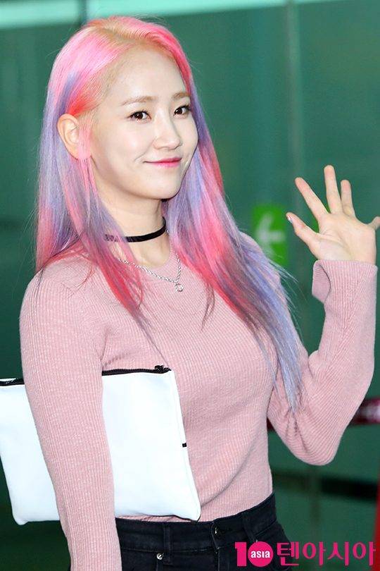 원더걸스 예은이 손을 흔들며 출국장으로 향하고 있다.