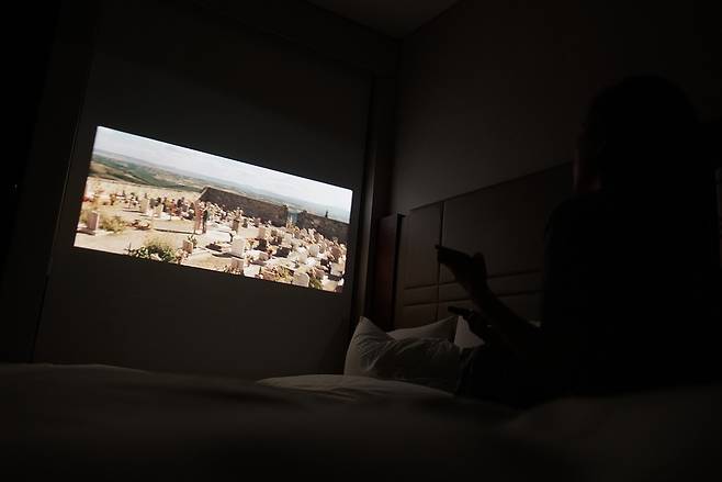 프로젝터를 이용하면 벽을 스크린 삼아 영화를 감상할 수도 있다. 허선영씨 제공.