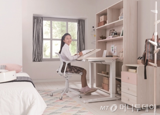 현대리바트가 출시한 학생용 기능성 책상 '마이블피트'/사진제공=현대리바트