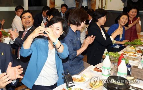 사랑합니다     (광주=연합뉴스) 형민우 기자 = 광주를 방문한 더불어민주당 추미애 대표(맨 왼쪽)가 1일 오후 광주 북구 용봉동의 한 식당에서 지역위원장과 지지자들과 만나 막걸리 토크를 하며 손으로 하트를 그리고 있다. 2016.9.1     minu21@yna.co.kr
