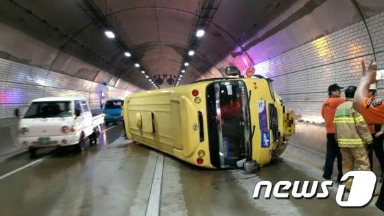 2일 오전 10시 59분께 부산 기장군 곰내터널에서 정관방향으로 주행하던 25인승 유치원 버스차량이 전도됐다. 유치원 버스차량이 옆으로 전도된 모습.(부산지방경찰청 제공)© News1