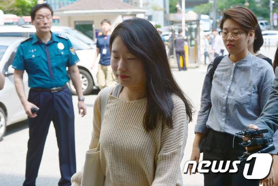 최은혜 이화여대 총학생회장과 이해지 부총학생회장(오른쪽)이 2일 오후 서울 서대문경찰서로 출석하고 있다.. 2016.9.2/뉴스1 © News1 최현규 기자