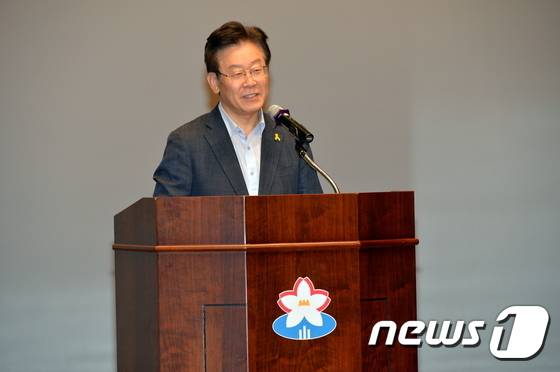 월례조회를 주관하고 있는 이재명 시장.(성남시 제공)© News1