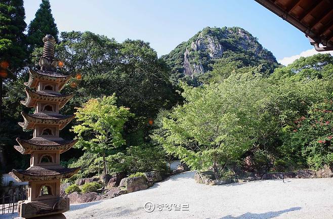 치쿠린테이 특실에서 바라본 정원. 우뚝 선 바위 산이 미후네야마다.