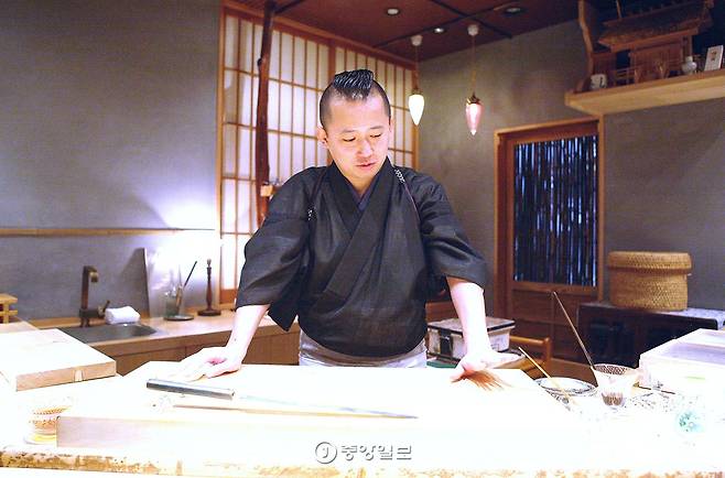 미쉐린 3스타 스시야 스시 교텐의 주인 교텐 겐지. 겨우 서른네 살이다.