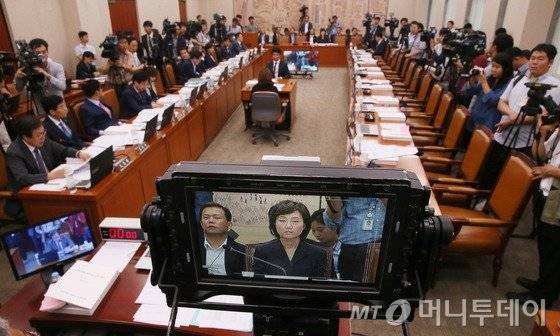 조윤선 문화체육관광부 장관 후보자가 31일 서울 여의도 국회 교육문화체육관광위원회 전체회의에서 문화체육관광부 장관 후보자 인사청문회에서 야당의원들의 질의를 듣고 있다. 이날 열린 인사청문회는 추경안 처리를 둘러싼 여야의 충돌로 고성만 오가다 결국 새누리당 의원들이 불참한 채 청문회가 진행됐다. 2016.8.31/뉴스1  <저작권자 © 뉴스1코리아, 무단전재 및 재배포 금지>